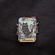 pin przypinka broszka KOT CZYTELNIK - READER - stylizowane na kartę Tarrota