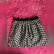 Spódnica w czarne grochy