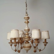 Włoski żyrandol Florentine z drewna z abażurami lampa