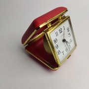 Mechaniczny budzik podróżny Europa z dwoma kamieniami - lata 70