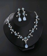 Komplet biżuterii naszyjnik + kolczyki – kwiaty, błękitne kryształki 