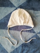 Czapeczka niemowlęca wiązana biała 0-3m-ce