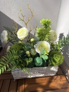 Elegancki stroik dekoracyjny – naturalna harmonia zieleni i bieli