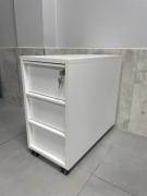 Szafka nocna do sypialni biura na kółkach nakastlik szuflady biały klucz