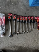 Klucze plasko-oczkowe z grzechotka Milwaukee i kombinerki