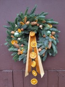 Naturalny świąteczny wianek na drzwi 