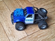 Samochód terenowy POLICJA - miga, wydaje dźwięki