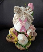 Stroik wielkanocny na podstawie z plastrów drewnianych jajko tulipan zając