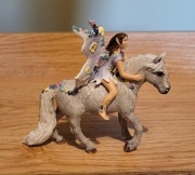 Schleich bayala elf Oleana na koniu figurka model wycofany z 2007 r