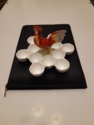 Porcelanowy kogut z talerzem na jajka