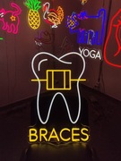 Ząb z Aparatem Neon Napisy LED. Aparat Na Zęby LED
