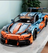 Model samochodu sportowego z klocków 