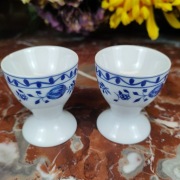 Dwa duże porcelanowe kieliszki na jajko na stopce - Wzór cebulowy