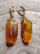 Wyjątkowe Kolczyki z Naturalnym Bursztynem Bałtyckim – Pozłacana Stal 