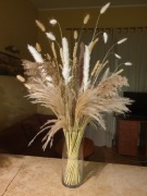 Bukiet z suszonej trawy pampasowej boho I zbóż z wazonem. Dekoracje 