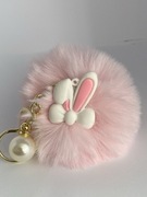 Brelok puszek z króliczymi uszkami i perłą