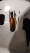 Szklane butelki z korkiem ceramicznym poj. 0,5l brązowe plus kontener