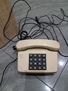Telefon stacjonarny z czasów PRL.