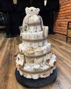 Tort z pieluszek - idealny prezent na baby shower dla chłopca i dziewczynki