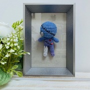 Laleczka voodoo w ramce – szydełkowe rękodzieło, prezent z czarnym humorem