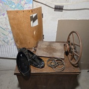 Koło napędowe, pedał nożny, organizer (po szafie od maszyny do szycia)