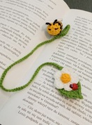Pszczółka wykonana na szydełku, zakładka do książki 