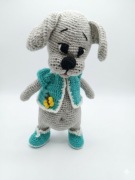 Piesek na szydełku maskotka amigurumi w ubranku