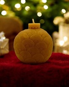 Świeca z naturalnego wosku pszczelego Bombka w palemki Zielony Świecownik