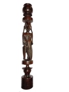 8. Hebanowa figura wojownika z włócznią i tarczą w dłoniach.