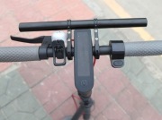 Dodatkowy uchwyt na kierownicę pod akcesoria