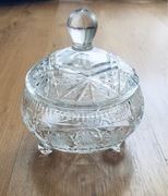 Kryształowa bombonierka lub cukiernica z pokrywą i nóżkami.