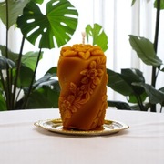 Świeca z naturalnego wosku pszczelego Kwiecista Spirala Zielony Świecownik