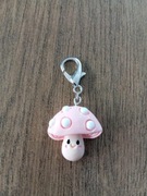Brelok, zawieszka z różowym grzybkiem