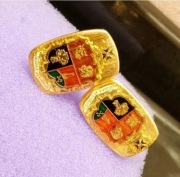 To spinka do mankietu przedstawiająca herb Queensland, stanu w Australii