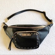 Czarna torebka biodrowa regulowana nerka Victoria's Secret