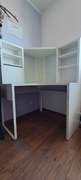 Biurko narożne białe Ikea Micke krzesło 
