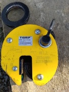 Uchwyt do blach w pionie