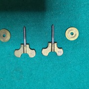 Dwie śruby do mocowania mechanizmu zegara z szufladą