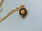 Czarna Madonna ze złota na wisiorku 