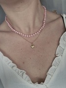 Naszyjnik choker damski z różowych koralików z elementami w kolorze złota