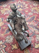 Figurka jezdzca na koniu