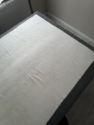 Łóżko tapicerowane szare z materacem i stelażem