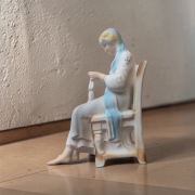 Figurka kobieta na krześle 