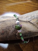 Bransoletka na nici z kamieniami zoisyt z rubinem