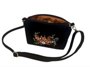 Czarna torebka welurowa z haftem – handmade