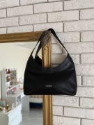 Czarna skórzana torebka na ramię Fabiola bloom 