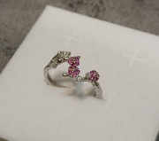 Srebrny pierścionek z czerwonymi cyrkoniami kwiaty wiśni