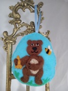ZAWIESZKA "MISIO Z PLASTREM  MIODU" FILC HAND MADE