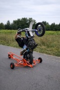 Stelaż wheelie do nauki jazdy na jednym kole 