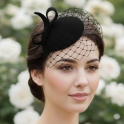 Mały Czarny toczek pogrzebowy, żałobny fascynator z woalką 